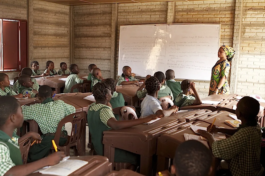 https://upload.wikimedia.org/wikipedia/commons/1/19/Pupils_at_a_public_elementary_school_in_Kwara_State.jpg